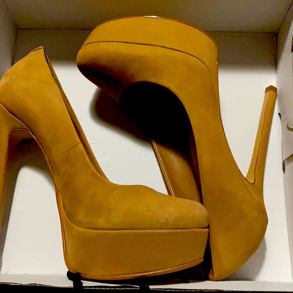 Stiletto heels (nude-tan)